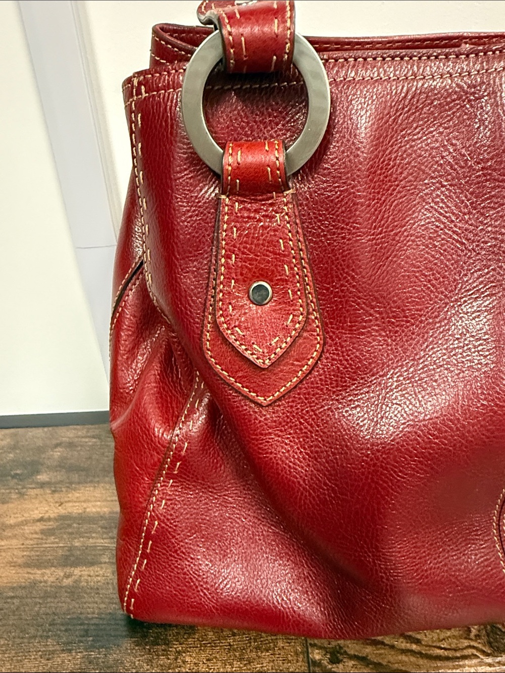 Fossil- Women's Red Leather Shoulder Tote Bag - Picture 2 of 12